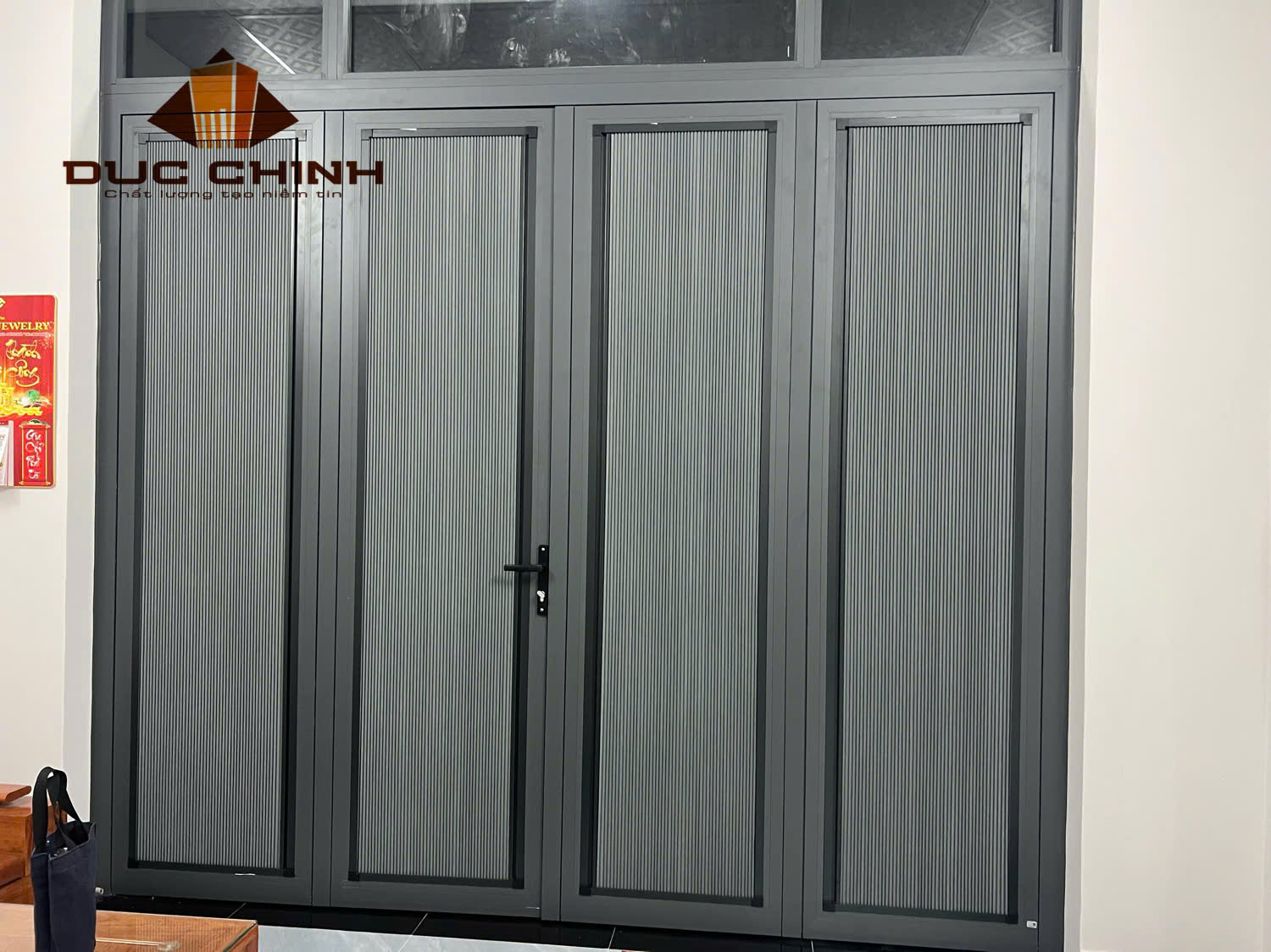cửa tổ ong trên kính đồng nai